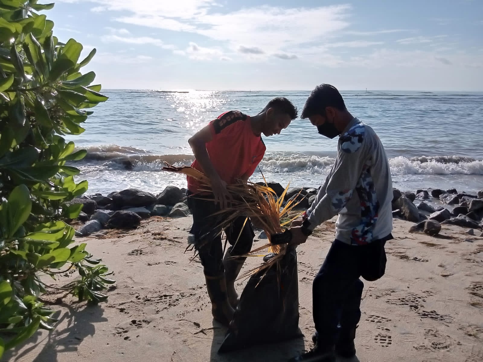Keikutsertaan Dinas Pemadam Kebakaran dan Penyelamatan dalam mensukseskan Kegiatan Bulan Cinta Laut (BCL) oleh Kementerian Kelautan dan Perikanan (KKP) di Pantai Piwang Ranai