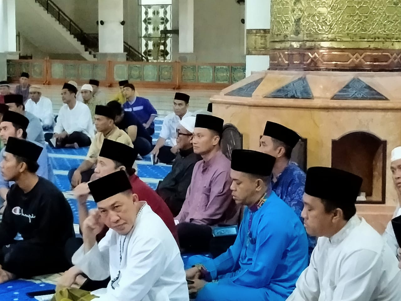 Dinas Pemadam Kebakaran dan Penyelamatan mengikuti Sholat Maghrib dan Isya berjamaah dalam Kegiatan Islamic Center Natuna Gerbang Utaraku di Masjid Agung Natuna