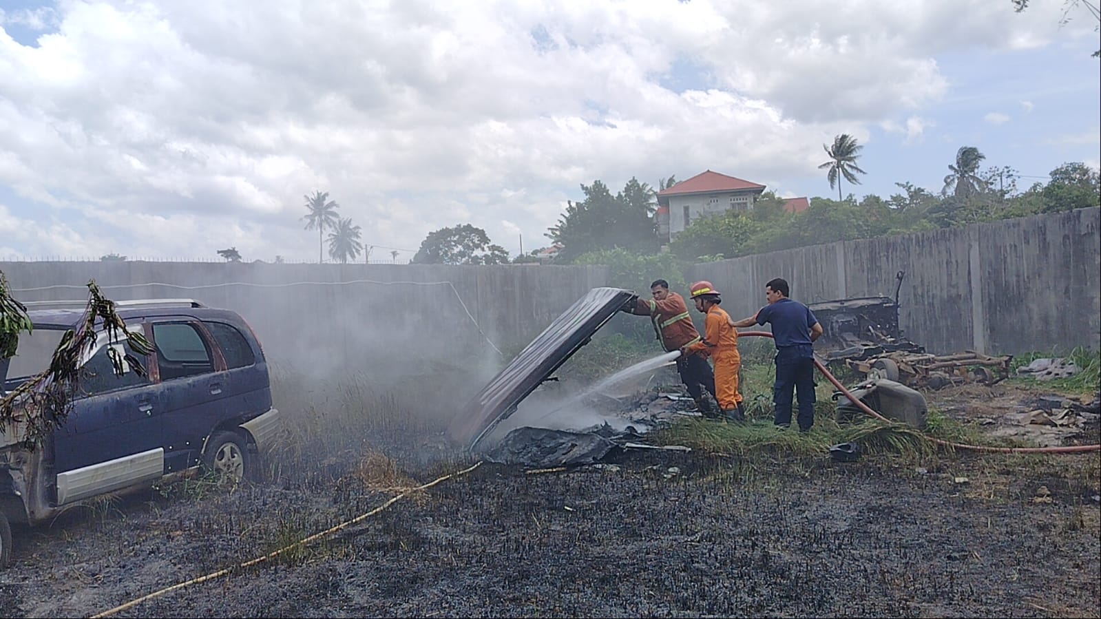 KEBAKARAN LAHAN DAN RONGSOKAN MOBIL NATUNA